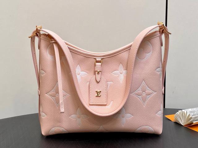 原单精品 M12409奶昔粉 全皮购物袋系列 CarryAll 小号手袋 M46288 取材 Monogram Empreinte 压纹皮革，充裕构型设有齐整内