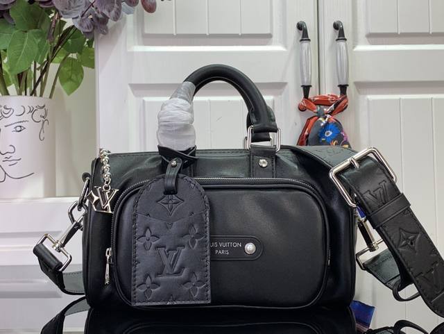 顶级原单 特惠 KEEPALL BANDOULIèRE 25 手袋 m13988 黑色 本款 Keepall Bandoulière 25 手袋为粒面皮革融入绒