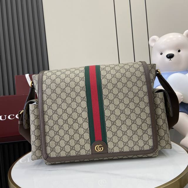 配原厂绿色礼品袋 新品 Gucci 热卖男包系列！配有一条可以拆卸的肩背带，使用G家特有的GG 标注。咖啡色组合。除GG图案外，还在中心位置加入一条织带，辅以黑