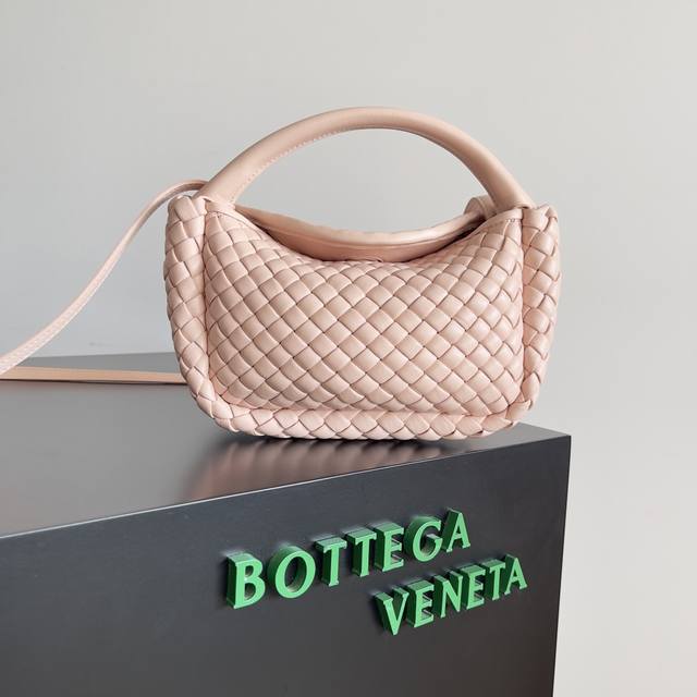 特级 Bottega Veneta新品迷你Cobble元宝包 本季Mini Cobble系列带来了手提包这一全新款式。包身酷似“元宝”形状，给你整个秋冬的好运加