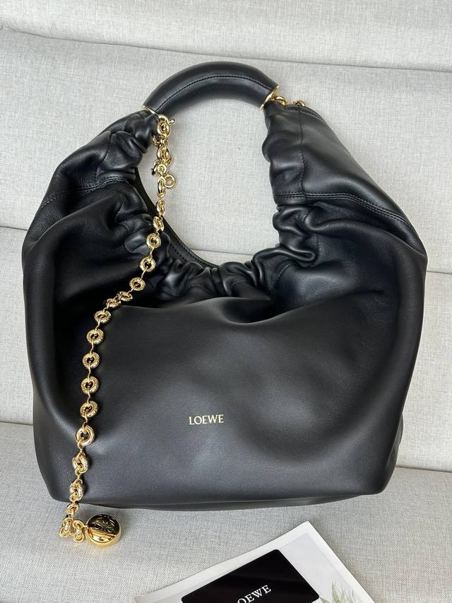 原厂皮1050low中号 3902纳帕羊皮Squeeze手袋一款精致而柔美的全新手袋，采用触感柔软的纳帕皮革制成。这款顺手艺是传统工艺、创新研究和独特设计的杰作