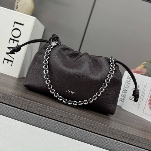 顶级原单，Low中号鹿皮革Flamenco Purse 手拿包 采用鹿皮革制成，侧面搭配标志性绳结等关键细节。款式时尚百搭，可作为手拿包携带，亦可搭配甜甜圈链条