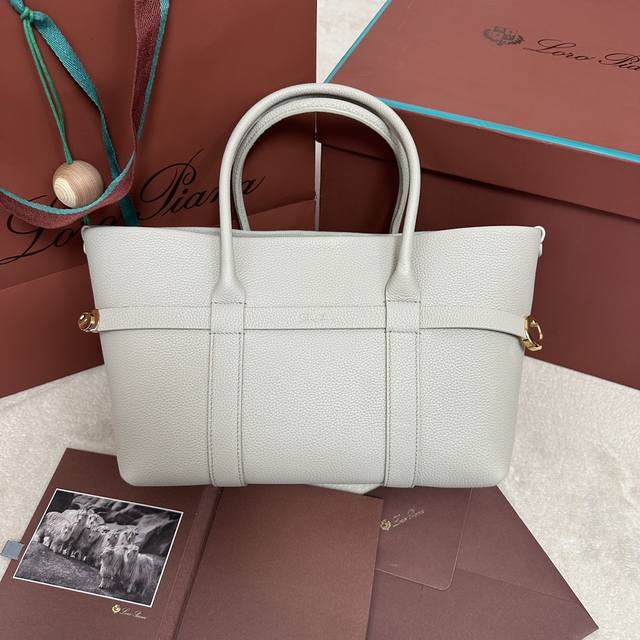 顶级原单loro Piana 诺悠翩雅ghiera Shopper 小号购物袋 深宝蓝采用粒面皮革精制而成，超大容量设计，Ghiera环扣营造出别致的“腰带”效