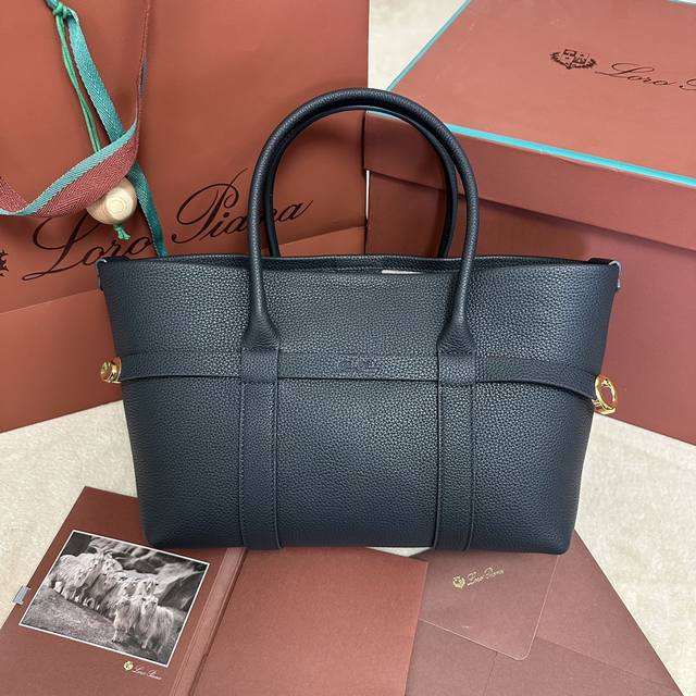 顶级原单loro Piana 诺悠翩雅ghiera Shopper 小号购物袋 深宝蓝采用粒面皮革精制而成，超大容量设计，Ghiera环扣营造出别致的“腰带”效 - 点击图像关闭