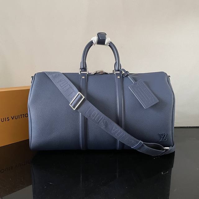 顶级原单M21420 M21536 M23727 本款 Keepall 旅行袋选用 Lv Aerogram 牛皮革塑造经典构型，见证路易威登的精湛皮革匠艺。皮革 - 点击图像关闭