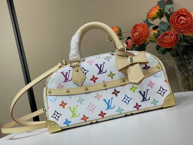 Handbag East West 保龄球手袋 M13084 白彩 村上隆 本款Handbag East West手袋出自路易威登X村上隆再版系列，以艺术家笔下