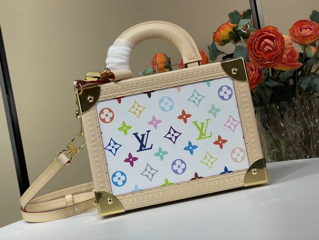 Petite Valise 硬箱 M13125 白彩 村上隆 petite Valise既精致又充满活力，以俏皮的缩小比例向房子的标志性旅行行李箱致敬。别致的矩