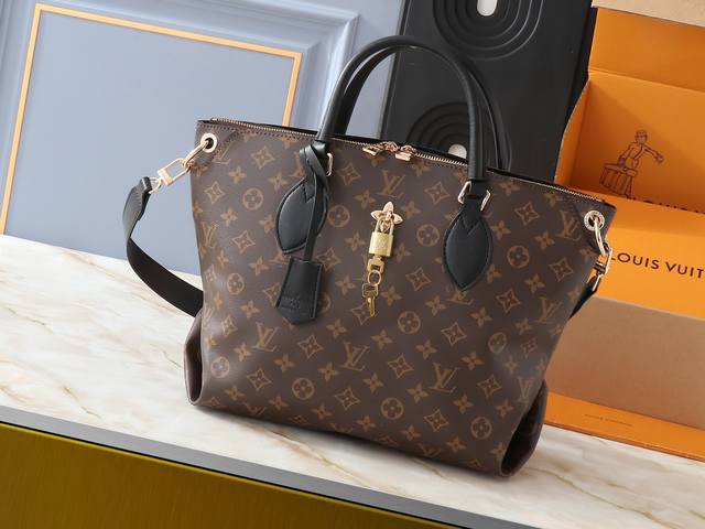 大 .小 升级原版 M44351 M44350 M44359 这款Flowerbb拉链Tote手袋采用柔软的Monogram帆布打造，配有光滑的皮革手柄、肩带及