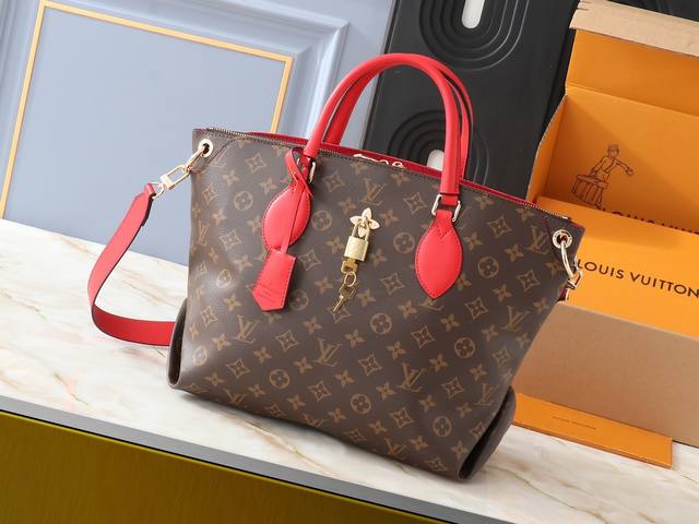 大 .小 升级原版 M44351 M44350 M44359 这款Flowerbb拉链Tote手袋采用柔软的Monogram帆布打造，配有光滑的皮革手柄、肩带及