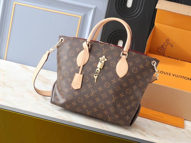 大 .小 升级原版 M44351 M44350 M44359 这款Flowerbb拉链Tote手袋采用柔软的Monogram帆布打造，配有光滑的皮革手柄、肩带及