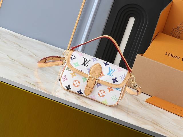 升级原版 M14194 2025村上隆联名Nano Diane是Diane手袋迷你版本，此手袋點綴天然皮革飾邊，彰顯獨特的圓形翻蓋及腰帶式磁扣設計，適合放置手機