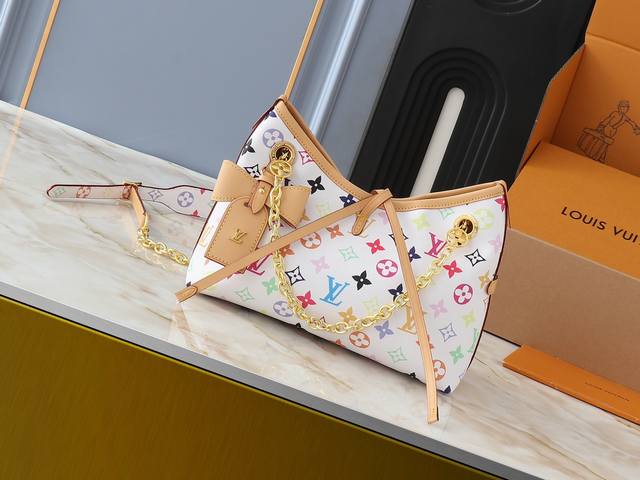 升级原版 M 14 M24860 本款 Carryall Bb 手袋取材 Monogram 帆布，为耀目链条点缀 Monogram 花卉，以潮流之姿点亮昼夜场合