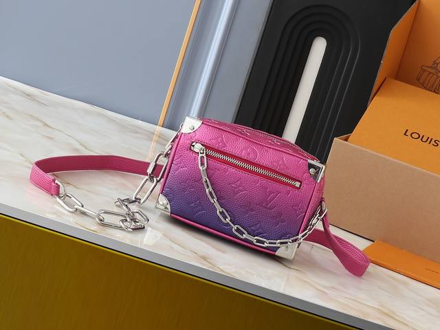 升级原版 M57702 M44480 M68906 M44735 Soft Trunk 迷你手袋取材压印 Monogram 图案的 Taurillon 皮革，搭