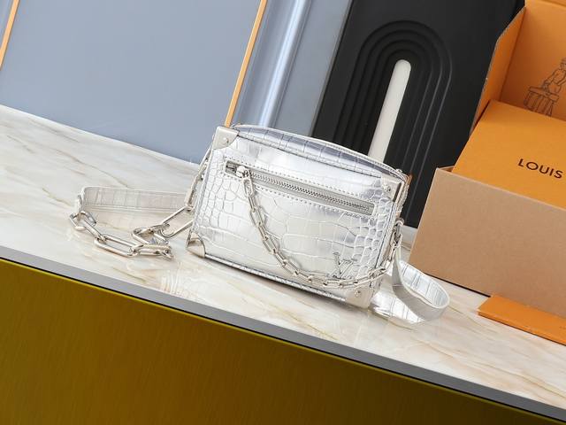 升级原版 M57702 M44480 M68906 M44735 Soft Trunk 迷你手袋取材压印 Monogram 图案的 Taurillon 皮革，搭