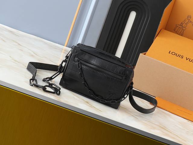 升级原版 M57702 M44480 M68906 M44735 Soft Trunk 迷你手袋取材压印 Monogram 图案的 Taurillon 皮革，搭