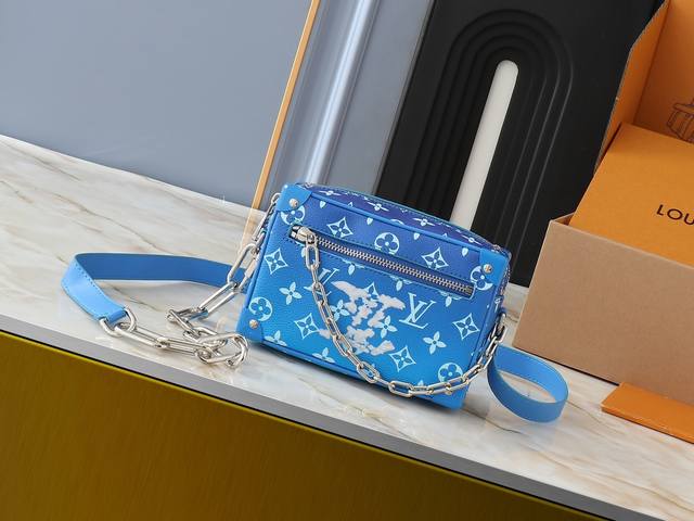 升级原版 M57702 M44480 M68906 M44735 Soft Trunk 迷你手袋取材压印 Monogram 图案的 Taurillon 皮革，搭