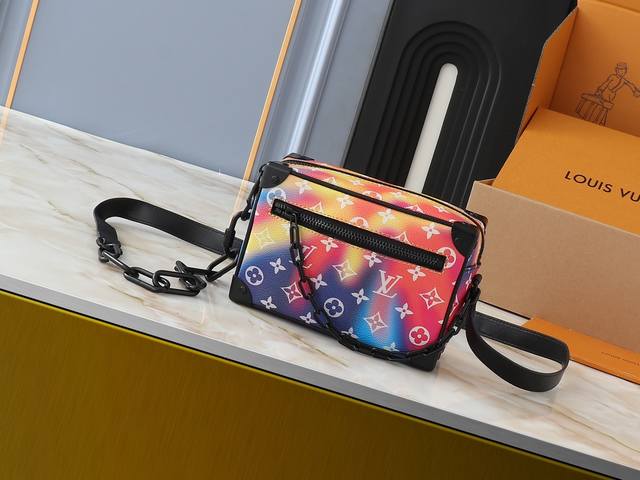 升级原版 M57702 M44480 M68906 M44735 Soft Trunk 迷你手袋取材压印 Monogram 图案的 Taurillon 皮革，搭