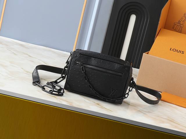 升级原版 M57702 M44480 M68906 M44735 Soft Trunk 迷你手袋取材压印 Monogram 图案的 Taurillon 皮革，搭