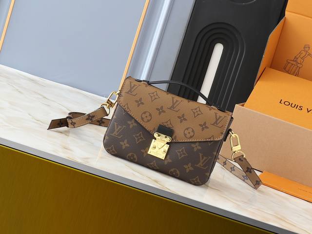 升级原版 M40780小号 Metis 邮差就是有一种魅力让好多妹纸投怀送抱，手袋整体小巧的造型散发出优雅的气息，有收缩的皮质手提，即使拿在手中也是足够气派，老