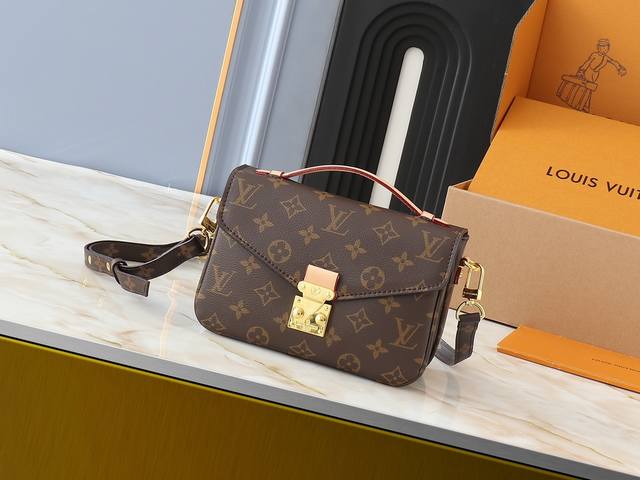 升级原版 M40780小号 Metis 邮差就是有一种魅力让好多妹纸投怀送抱，手袋整体小巧的造型散发出优雅的气息，有收缩的皮质手提，即使拿在手中也是足够气派，老