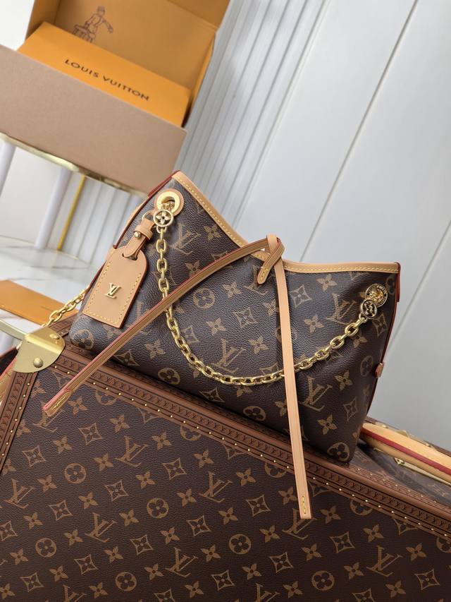 动态芯片 顶级原单 M13014本款 Carryall Bb 手袋取材 Monogram 帆布，为耀目链条点缀 Monogram 花卉，以潮流之姿点亮昼夜场合。