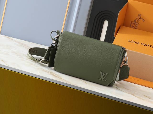 升级原版 Takeoff 小号 Aer邮差包 M25125 24769 57080 黑色 军绿色 取材牛皮革,以钝角翻盖和 Lv 标识延续 Lv Aerogra 升级原版 Takeoff 小号 Aer邮差包 M25125 24769 57080 黑色 军绿色 取材牛皮革,以钝角翻盖和 Lv 标识延续 Lv Aerogra