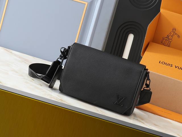 升级原版 Takeoff 小号 Aer邮差包 M25125 24769 57080 黑色 军绿色 取材牛皮革，以钝角翻盖和 Lv 标识延续 Lv Aerogra