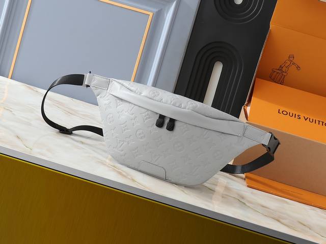 升级原版 M46108 M46035 M46036 M45729 新版此Discovery 腰包 由 Monogram Eclipse 帆布制成，兼具休闲时尚气