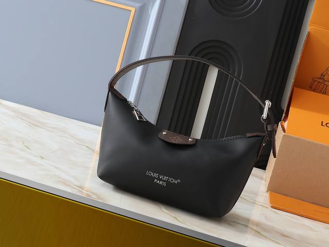 升级原版 M82949 Hills Pochette 手拿包选用由认证丹宁牛仔棉织就的Monogram Denim 帆布，再以砂洗质感烘托利落线条。可调节肩带方