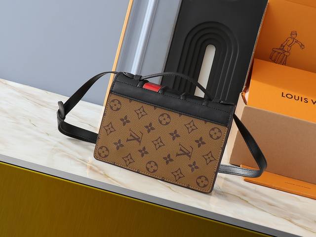 升级原版 M81830 Cruise 早春系列推出 Book Chain Wallet 手袋，为品牌收藏家提供新颖之选。Monogram Reverse 帆布搭