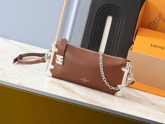 升级原版 M25445 Slim Trunk 手袋 本款 Slim Trunk 手袋向路易威登传统硬箱汲取灵感，为柔软牛皮 革融入铆钉边框和金属S-Lock 锁