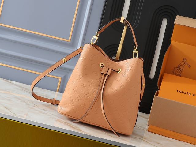 升级原版 M45256 M11815 M44022 M45306 M45307 NéOnoé 中号水桶包取材 Monogram Empreinte 压纹皮革，在