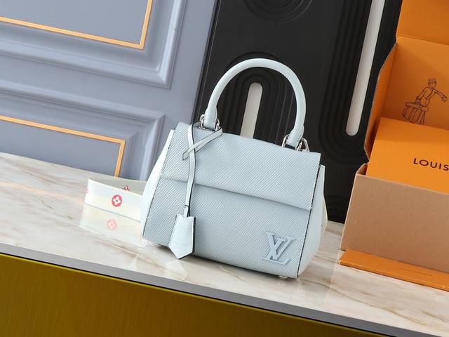 升级原版 M58931 M58925 本款 Cluny 迷你手袋展现可拆卸提花肩带的两式风尚：标识宣示品牌身份，翻转即现 Monogram 花卉的悄然绽放。Ep