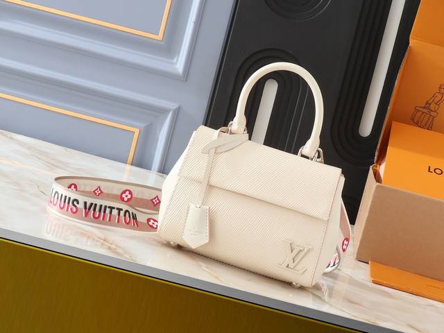 升级原版 M58931 M58925 本款 Cluny 迷你手袋展现可拆卸提花肩带的两式风尚：标识宣示品牌身份，翻转即现 Monogram 花卉的悄然绽放。Ep