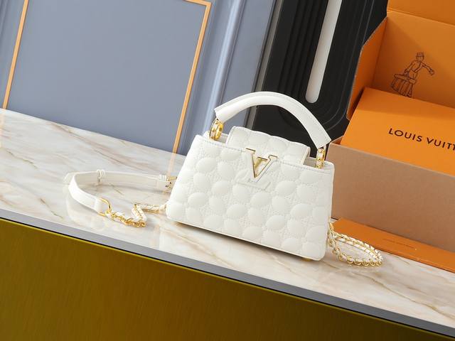 升级原版 M23998 M239990本款Monogram 绣花 花卉于优雅绗缝中浮现，为 Capucines Mini 手袋吹袭路易威登门店装饰之风。柔软绵羊