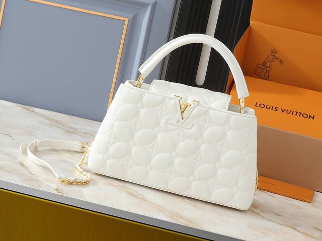 升级原版 M23999 M23998本款Monogram 绣花 花卉于优雅绗缝中浮现,为 Capucines Bb 手袋吹袭路易威登门店装饰之风。柔软绵羊皮塑造 升级原版 M23999 M23998本款Monogram 绣花 花卉于优雅绗缝中浮现,为 Capucines Bb 手袋吹袭路易威登门店装饰之风。柔软绵羊皮塑造