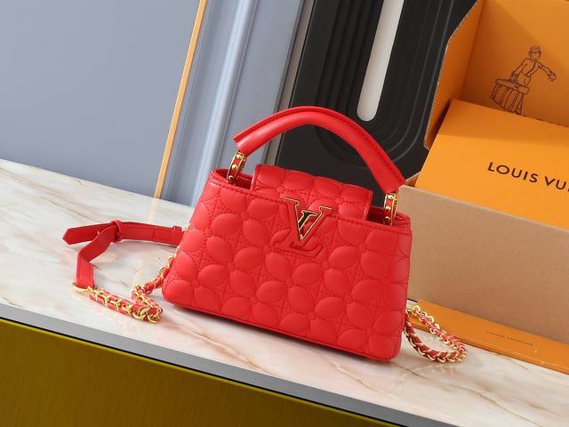 升级原版 M23998 M239990本款Monogram 绣花 花卉于优雅绗缝中浮现，为 Capucines Mini 手袋吹袭路易威登门店装饰之风。柔软绵羊