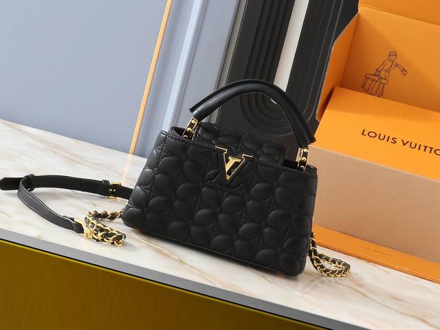 升级原版 M23998 M239990本款Monogram 绣花 花卉于优雅绗缝中浮现，为 Capucines Mini 手袋吹袭路易威登门店装饰之风。柔软绵羊