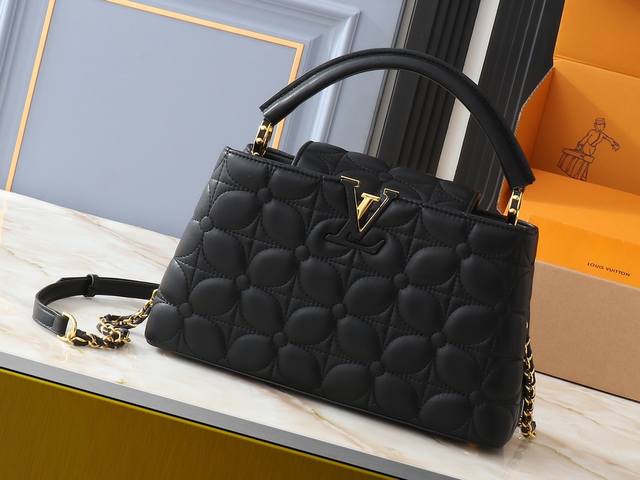 升级原版 M23999 M23998本款Monogram 绣花 花卉于优雅绗缝中浮现，为 Capucines Bb 手袋吹袭路易威登门店装饰之风。柔软绵羊皮塑造