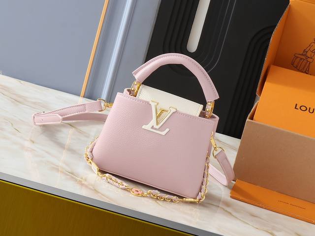 升级原版 M23949 M23950 M24471 M23951本款 Capucines 迷你手袋为 Taurillon 皮革包身搭配华美 Lovelock 链