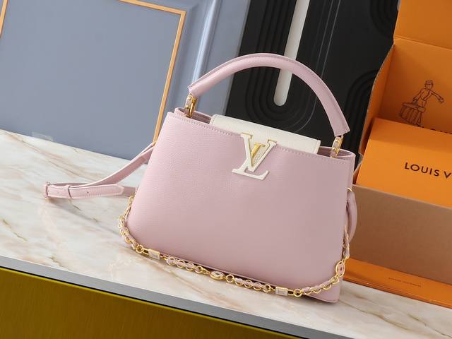 升级原版 M23949 M23950 M24471 M23951本款 Capucines 中号 手袋拥有华美 Lovelock 编织链条，以链环衔接手绘珐琅 M