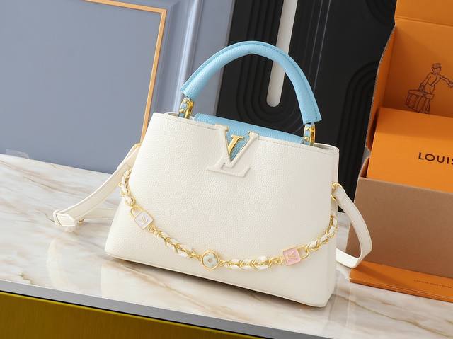 升级原版 M23949 M23950 M24471 M23951本款 Capucines Bb 手袋拥有华美 Lovelock 编织链条，以链环衔接手绘珐琅 M