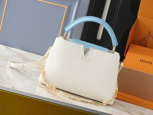 升级原版 M23949 M23950 M24471 M23951本款 Capucines 中号 手袋拥有华美 Lovelock 编织链条，以链环衔接手绘珐琅 M