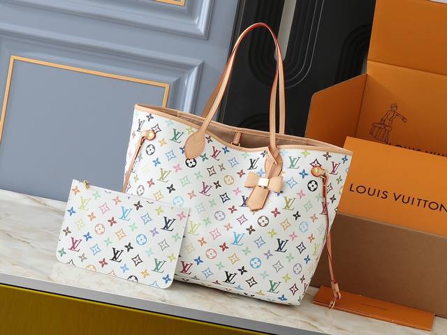 升级原版 M13675 M13271 M40995 本款 Neverfull 中号手袋出自路易威登 X 村上隆再版系列,选用 Monogram 帆布塑造宽敞构型 升级原版 M13675 M13271 M40995 本款 Neverfull 中号手袋出自路易威登 X 村上隆再版系列,选用 Monogram 帆布塑造宽敞构型