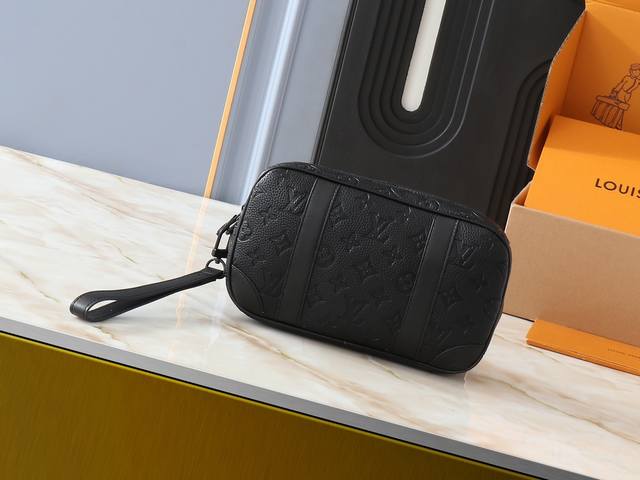 升级原版 M82076 男包手包手拿包系列 Pochette Kasai 手拿包 这款Kasa邮袋由Damier石墨帆布制成，正面有加固的角落和黑色皮革带，以及