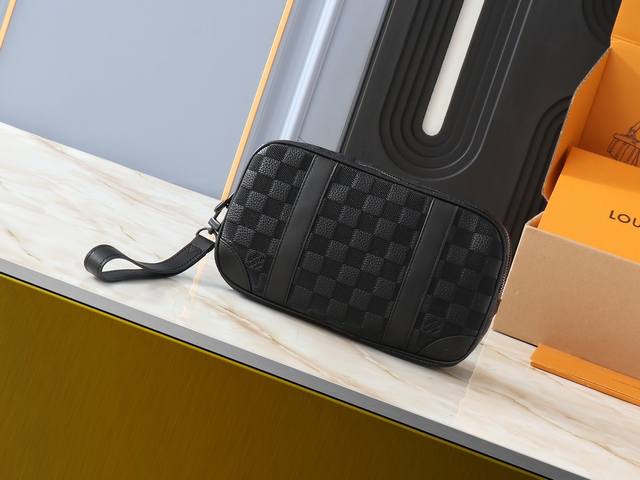 升级原版 M82076 男包手包手拿包系列 Pochette Kasai 手拿包 这款Kasa邮袋由Damier石墨帆布制成，正面有加固的角落和黑色皮革带，以及