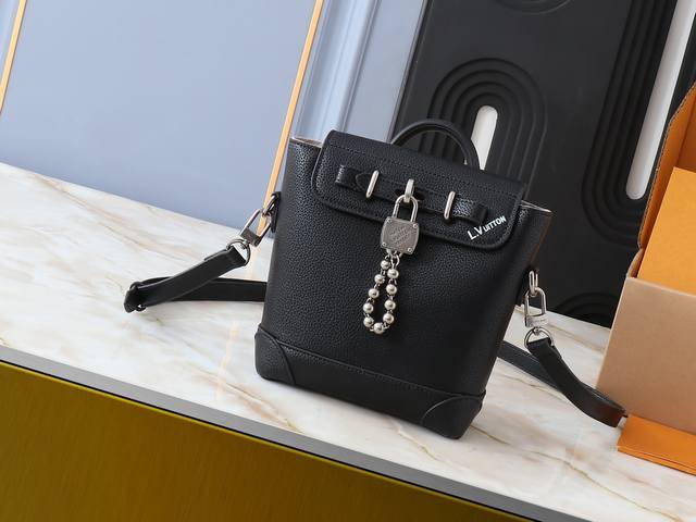 升级原版 M11630 M11607 M11533 本款Steamer 15 手袋令钱夹尺寸呈现 Steamer 手袋的潮流构型，再以顶部手柄、加固包角和底座延