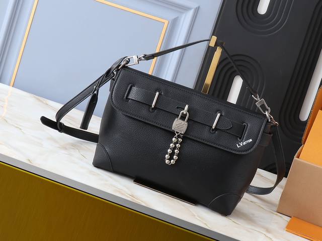 升级原版 M1 7 M11533 M11630 本款Steamer Crossbody手袋焕新Steamer系列的经典设计，以Lvcolorado细粒面牛皮革塑