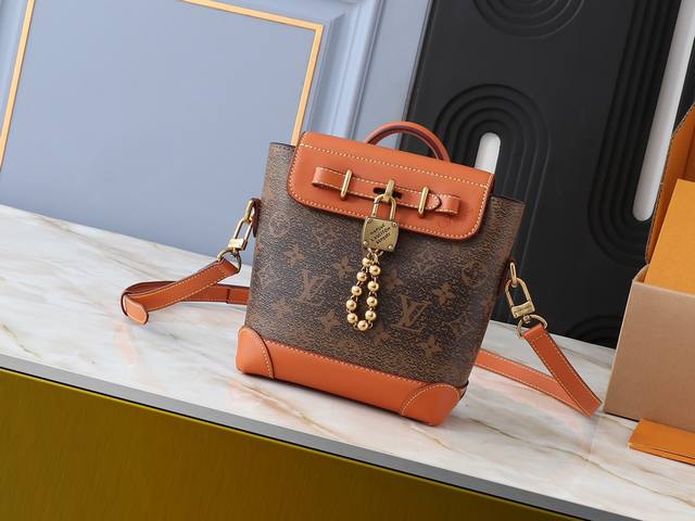 升级原版 M11630 M11607 M11533 本款Steamer 15 手袋令钱夹尺寸呈现 Steamer 手袋的潮流构型，再以顶部手柄、加固包角和底座延