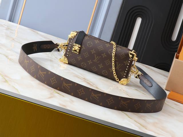 升级原版配宽肩带M13147 M46356 本款Slim Trunk 手袋以优雅之姿亮相 2025 Cruise 早春秀场，为经典 Trunk 手袋系列再添新成